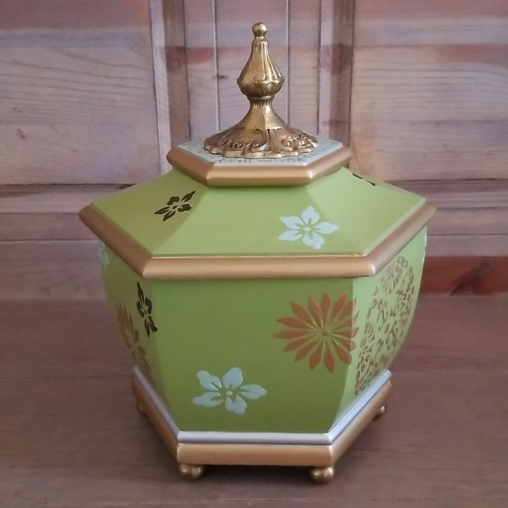 Raymond Waites for Toyo Decorative Footed Box